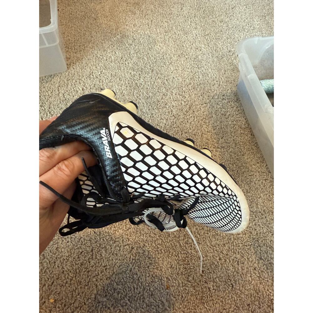 Brava Soccer cleats black and white size 1.5 - Picture 3 of 6